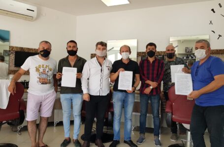 Lefkoşalı Berberler, İskele’de ki Salih Sarıcaoğlu adlı Meslektaşlarına Sahip Çıkarak, Esnaf ve Zanaatkârlar Odası (KTEZO) ile Berberler Birliği’ni Eleştirdi…