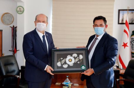 Cumhurbaşkanı Ersin Tatar, Çatalköy Belediye Başkanı Mehmet Hulusioğlu’nu ziyaret ederek görüştü. Çatalköy’ün gelişmekte olan bir bölge olduğunu kaydeden Cumhurbaşkanı Tatar, Çatalköy’ün, doğunun hoteller bölgesi olduğunu ifade ederek Pandemi sonrası bölgedeki yatırımın artacağına inanç belirtti.