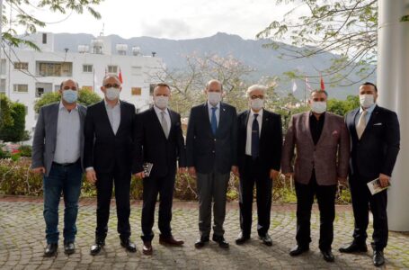 Cumhurbaşkanı Ersin Tatar, Girne’de bir grup iş insanı, esnaf ve vatandaşlarla bir araya geldi.
