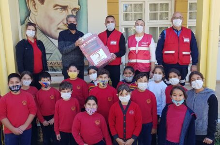 Kuzey Kıbrıs Türk Kızılay’ı İskele Şubesi, İskele ilçe ve köylerinde bulunan okullara, ilk yardım malzemeleriyle birlikte ecza dolabı bağışı yaptı