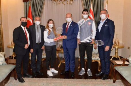 Cumhurbaşkanı Ersin Tatar, Kıbrıs Türk Badminton Federasyonu Başkanı Fırat Deniz ve uluslararası turnuvalara katılan Badminton sporcularından Seymen Deniz ile Eren Özuyanık’ı kabul etti.