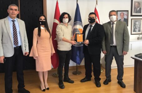 DAÜ REKTÖRÜ PROF. DR. AYKUT HOCANIN’DAN İLETİŞİM FAKÜLTESİ MEZUNU SAMET YILDIZ’A TEŞEKKÜR PLAKETİ