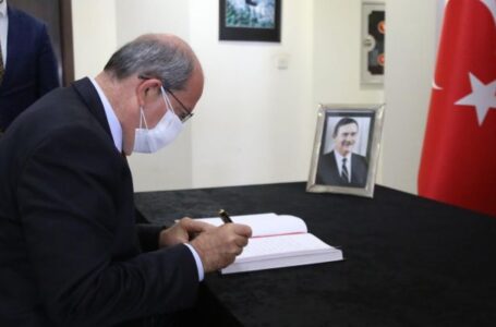 Cumhurbaşkanı Ersin Tatar,Yıldırım Akbulut’un vefatı nedeniyle TC Büyükelçiliği’nde açılan taziye defterini imzaladı.