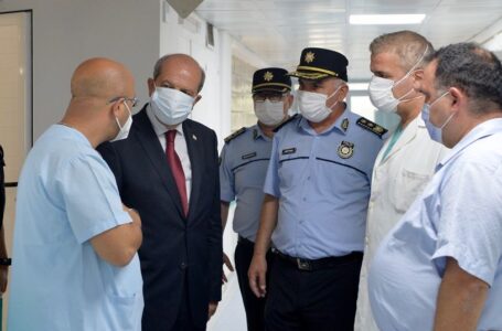 Görevi başında iken saldırıya uğrayan polis memuru Fahri Toklu’yu hastanede ziyaret eden Cumhurbaşkanı Tatar; “Her zaman Polis Teşkilatımızın yanındayım”