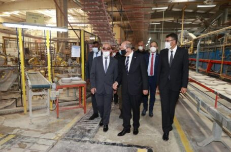Kütahya’da Seramik Fabrikasını ziyaret eden Cumhurbaşkanı Ersin Tatar: “BU TARZ FABRİKA VE ÜRETİMLERİN KKTC’DE DE OLMASINI TEMENNİ EDERİM”
