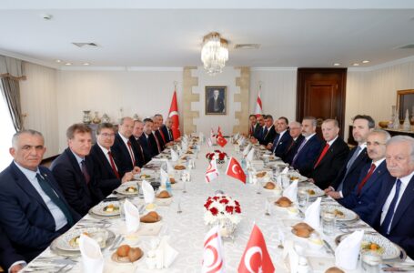 *Türkiye Cumhuriyeti Cumhurbaşkanı Recep Tayyip Erdoğan ile Cumhurbaşkanı Ersin Tatar’ın görüşmesinin ardından heyetler arası toplantıya geçildi.*