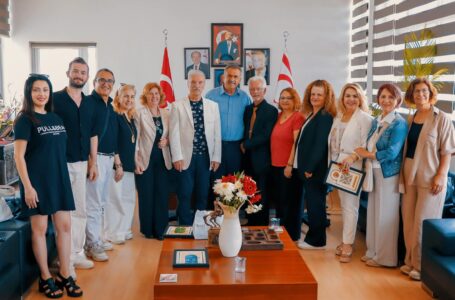 KIBRIS SANAT DERNEĞİ VE KARDEŞ KOROLARDAN BAŞKAN ULUÇAY’A ZİYARET