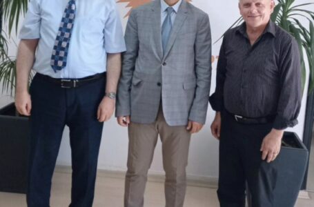 Ulusal Birlik Partisi Başkanlığı adına Genel Sekreter Oğuzhan Hasipoğlu, Onbeş Kasım Kıbrıs Üniversitesi Mühendislik Fakültesi Dekanı Y.Doç.Dr.Refet RAMİZ’i kabul etti.