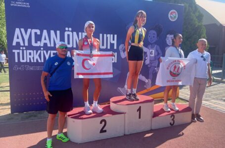 Aycan Önel U14 Türkiye Şampiyonası’nda Kumsal Arsal, 200 metre branşında Türkiye ikincisi oldu