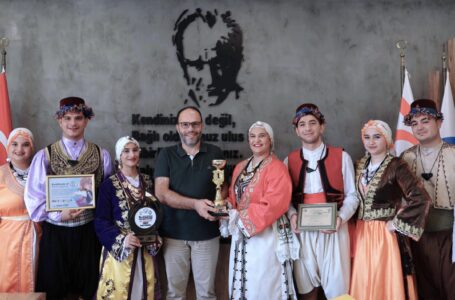 BİRİNCİLİK KUPASINI BAŞKANA TAKDİM ETTİLER