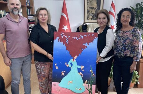 Kültür Dairesi Müdürü Şirin Zaimağaoğlu, Ressam Arzu Şafakoğulları’nın Görünemeyen-Görünen isimli ilk kişisel sergisinden bir eseri alarak Kültür Dairesi Sanat Koleksiyonuna kazandırdı