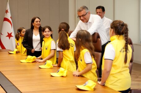 Cumhurbaşkanı Tufan Erhürman, 20 Kasım Çocuk Hakları Günü dolayısıyla ilkokul öğrencilerini kabul etti