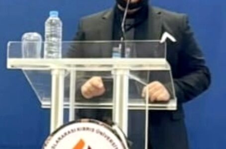 Kıbrıs Türk Fizyoterapistler Derneği Başkanı Dr. Fzt. Batuhan İ. Dericioğlu ve UKÜ öğretim üyesi Yrd. Doç. Dr. Mehmet Miçooğulları