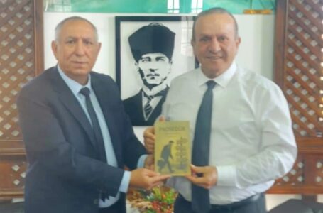Hakan Yozcu Kitabını Turizm Çevre Ve Kültür Bakanı Fikri Ataoğlu’na Sundu