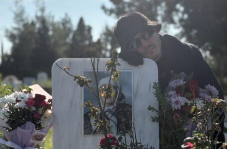 Kıbrıslı sanatçı Öztürk Öz’ün nenesi HACI CEMALİYE ERGÖK bugün 3. ölüm yıl dönümünde Lefkoşa Kabristanlığında kabri başında anıldı. Öztürk’ü sevenleri yalnız bırakmadı.