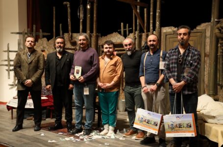 ‘SIĞINTILAR’ İSKELE’DE SAHNELENDİ İSKELE BELEDİYESİ 4. TİYATRO GÜNLERİ SIĞINTILAR İSİMLİ OYUNLA DEVAM ETTİ