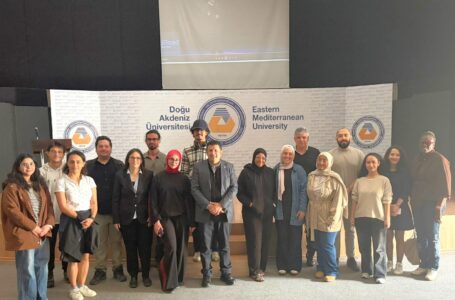 KÜRESEL FARKINDALIĞA DAÜ İMZASI: KIBRIS’IN İLK ‘MAVİ IŞIĞI’ DOĞU AKDENİZ ÜNİVERSİTESİ’NDE YANDI