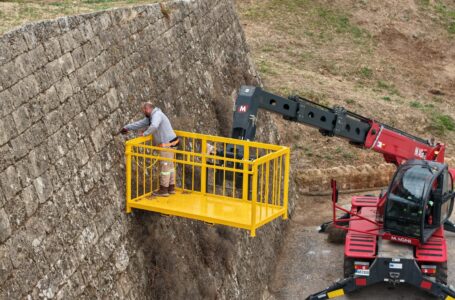 AB HİBESİ EKİPMANLARLA SURLARDA TEMİZLİK ÇALIŞMALARI BAŞLADI