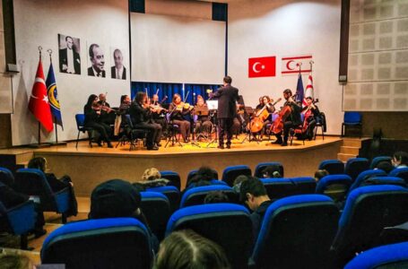 LTBLBO ile Orkestrayı Tanıyalım Etkinliği 11 Mayıs’ta Başlıyor Lefkoşa Belediye Orkestrası ile Orkestrayı Tanıyalım etkinlikleri kapsamında ilkokul öğrencileri müzisyenler ve müzik aletleriyle buluşuyor. Proje kapsamında çocuklara; müzik aletlerinin gruplarına göre tanıtılması, enstrümanların seslerinin öğretilmesi, çok sesli müzik içerisinde nasıl kullanıldıklarının anlatılması, bir konserin nasıl yönetildiği ve nasıl dinlenmesi gerektiği gibi konularda bilgi veriliyor. Programın devamında ise çocuk şarkılarından oluşan mini bir klasik müzik konseriyle öğrencilerin klasik müzikle tanışması sağlanıyor. Etkinlikler ayrıca çocukların müzisyenlerle bir araya gelerek orkestrayı yakından tanımasına ve enstrümanları birebir deneyimleme fırsatı bulmasına olanak tanıyor. Program kapsamında toplam 1.197 öğrencinin katılması planlanıyor. Etkinlik programına katılacak okullar şöyle: 11 Mayıs – Şht. Doğan İlkokulu 12 Mayıs – 9 Eylül İlkokulu 13 Mayıs – Çağlayan İlkokulu, Arabahmet İlkokulu, Necati Taşkın İlkokulu 14 Mayıs – Atatürk İlkokulu, Haspolat İlkokulu 15 Mayıs – Şht. Yalçın İlkokulu, Hamitköy İlkokulu 20 Mayıs – Gelibolu İlkokulu