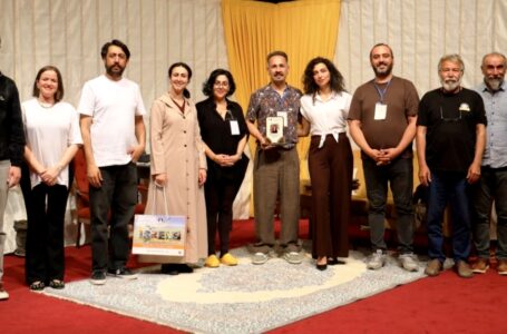 İzmir Kent Tiyatrosu, ayakta alkışlandı  Hafifletici Sebepler isimli oyun, İskele’de tam not aldı