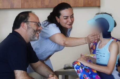 ÖZEL ÇOCUKLAR İÇİN ÖZEL YÜZME KURSLARI BAŞLADI SADIKOĞLU ÇİFTİ, KURSUN İLK GÜNÜNDE ÇOCUKLARI YALNIZ BIRAKMADI