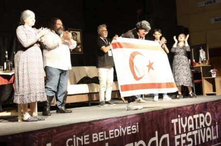 İSKELE BELEDİYESİ TİYATROSU, ÇİNE’DE TİYATRO SEVERLERLE BULUŞTU